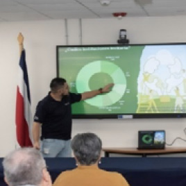 imagen de un hombre explicando sobre el turismo en Paraíso