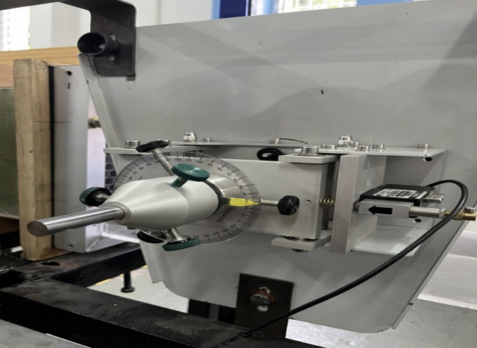 Ein Bild, das Maschine, Werkzeugmaschine, Im Haus, Bautechnik enthält.
Automatisch generierte Beschreibung